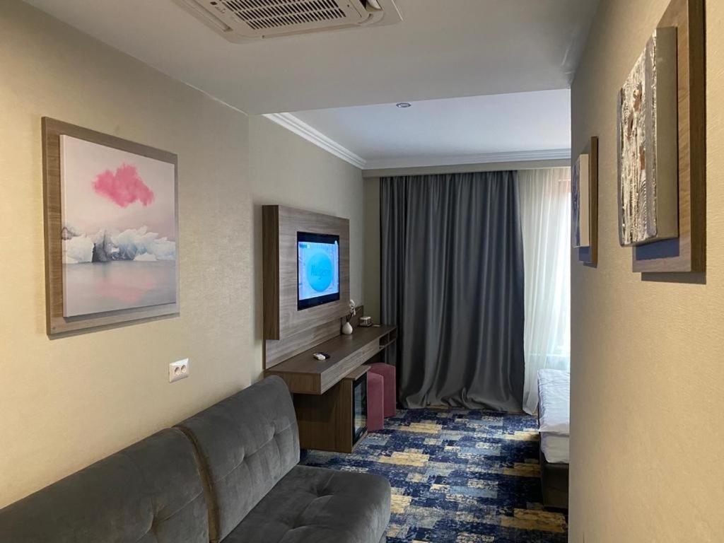 Hotel Yarus Plus 普洛耶什蒂 外观 照片