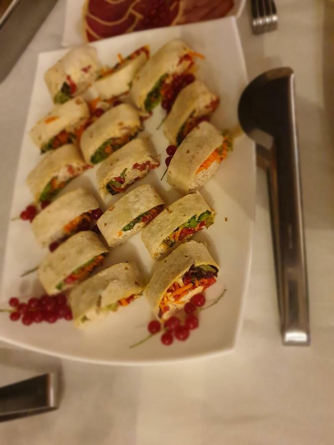 Hotel Yarus Plus 普洛耶什蒂 外观 照片